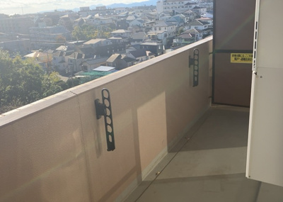 【バルコニー】 | セントレー相武台 | バルコニーは、室外の専用スペースのうち、「屋根がなく開放された空間」であるものを指します。ベランダより広いタイプのものが多く、日当たりもよいため家庭菜園などを楽しみたい人にとって適した環境となります。