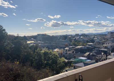 【展望】 | セントレー相武台 | 眺望の良さを楽しめるダイニングキッチンで家族団らんの時間を過ごしてはいかがでしょうか。バルコニーから見える景色を家族で眺める時間は、時間が経つのを忘れてしまいそうですね。是非、現地を見に行きましょう！