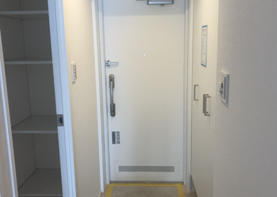 【玄関】 | セントレー相武台 | 玄関は家の顔でもあり、家族以外の目にも止まる場所です。玄関は外との間を仕切る扉、靴などをしまっておく収納スペース、靴脱ぎのたたきスペース、来客とのやり取りをするドアホンなど複数のアイテムからなります。