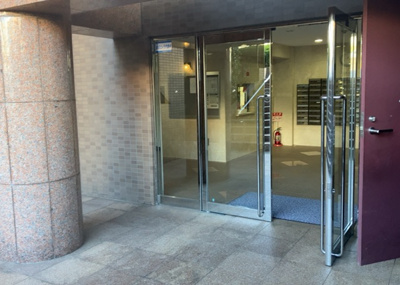 【エントランス】 | セントレー相武台 | マンションのエントランスには、もともと風よけや防犯の役割がありますが、マンションによって宅配ボックスなどの設備が備わっている所もあります。日々の生活をイメージしながら生活しやすさをチェックしましょう。