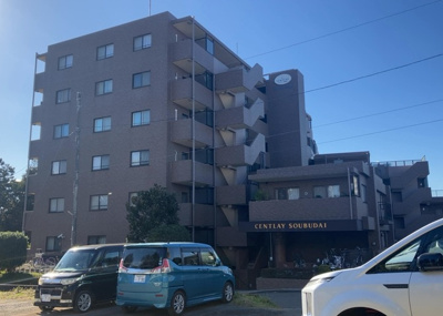 【外観】 | セントレー相武台 | 外観はマンション管理がされているかの目安になります。築年数が古いと、壁面は劣化してひび割れが生じることも！建物が古びていても細かいところが修繕されていると、きちんと管理されているなぁと感じるでしょう。