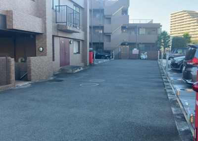 【駐車場】 | セントレー相武台 | 車一台あたりに必要なスペースは、標準サイズの普通自動車で横幅2m50cm、長さ5mは必要になります。ただし、乗降のことも考慮して横幅3m30cm、長さ5m50cmほどは確保できるところを選びましょう。