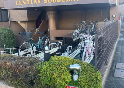 【駐輪場】 | セントレー相武台 | マンションの駐輪場は、事前に空きがあるか確認を取ると安心です。せっかく入居したのに駐輪スペースがない！なんてことになったら大変ですよね。そこで、内見時や購入前にはまず事前に確認しておくと良いでしょう。