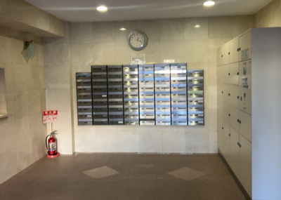【設備】 | セントレー相武台 | エントランス付近に設置されている集合ポストは、住んでいる部屋と離れているため、ポストをあさるなど誰かに何かされていても被害に気づきにくいです。入居する時には他人に特定されにくい番号で鍵をかけましょう！
