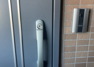 【防犯設備】 | セントレー相武台 | 当然のことではありますが、オートロックやセンサーライト、ホームセキュリティーなどの防犯設備があれば、小さいお子様がいるご家庭も安心ですよね！まず物件購入の際は、防犯設備もチェックするようにしましょう。