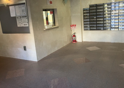 【ロビー】 | セントレー相武台 | ラウンジは、マンションの共用スペースに椅子やテーブルなどを配置した利用者が寛げる空間です。屋内型ラウンジと屋外型ラウンジがあります。共用部分の管理状況と合わせて、詳細については現地でご確認ください。