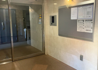 【ロビー】 | セントレー相武台 | ロビーというと、エントランスと何がちがうの？と思いますよね。実はロビーとエントランスには明確な決まりはありません。物件によっては、エントランスを入って広がるある程度の広さのある空間がロビーとなります。