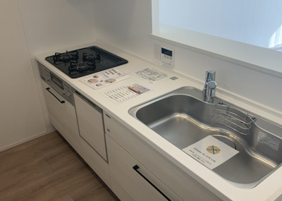 【キッチン】 | セントレー相武台 | 標準的なシステムキッチンの横幅は、165cm～300cm程度です。2100・2400・2550・2700などミリ単位で表記されます。普段どのように料理をするのかを想定しながら合ったサイズを選びましょう