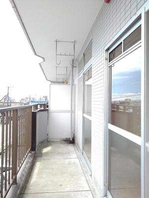 【バルコニー】 | シンエイビル | 外からの目が気にならないバルコニーで洗濯物が干せます