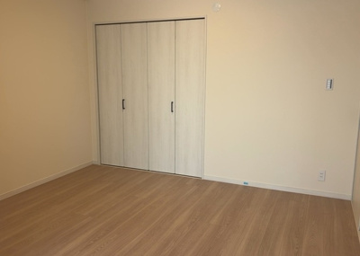 【洋室】 | ライオンズマンション西橋本 | 洋室のメリットは重い家具が置きやすく、身の回りが整理しやすいことです。 床がフローリングのため畳とは異なり凹みにくいです。 クローゼットなど収納が豊富で、普段使わない旅行カバンや服の整頓も簡単にです。
