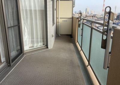 【バルコニー】 | ライオンズマンション西橋本 | バルコニーは、室外の専用スペースのうち、「屋根がなく開放された空間」であるものを指します。ベランダより広いタイプのものが多く、日当たりもよいため家庭菜園などを楽しみたい人にとって適した環境となります。