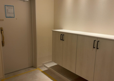 【玄関】 | ライオンズマンション西橋本 | 玄関は家の顔でもあり、家族以外の目にも止まる場所です。玄関は外との間を仕切る扉、靴などをしまっておく収納スペース、靴脱ぎのたたきスペース、来客とのやり取りをするドアホンなど複数のアイテムからなります。