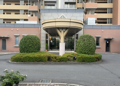 【エントランス】 | ライオンズマンション西橋本 | マンションのエントランスには、もともと風よけや防犯の役割がありますが、マンションによって宅配ボックスなどの設備が備わっている所もあります。日々の生活をイメージしながら生活しやすさをチェックしましょう。
