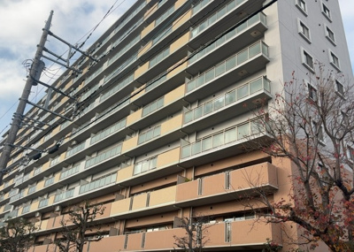 【外観】 | ライオンズマンション西橋本 | 外観はマンション管理がされているかの目安になります。築年数が古いと、壁面は劣化してひび割れが生じることも！建物が古びていても細かいところが修繕されていると、きちんと管理されているなぁと感じるでしょう。