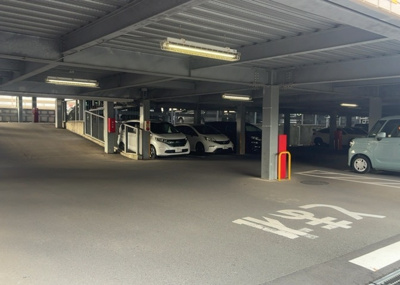 【駐車場】 | ライオンズマンション西橋本 | 車一台あたりに必要なスペースは、標準サイズの普通自動車で横幅2m50cm、長さ5mは必要になります。ただし、乗降のことも考慮して横幅3m30cm、長さ5m50cmほどは確保できるところを選びましょう。