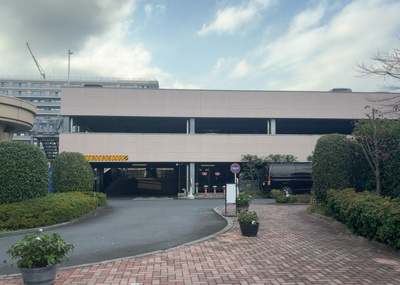 【駐車場】 | ライオンズマンション西橋本 | 駐車場と明記されていても、最小スペースでつくられた駐車場だと大型車は駐車できなかったり、出入りしにくくなったりする可能性があります。お車のサイズと購入したい物件の駐車場のサイズを現地で確認しましょう。