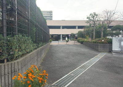 【中庭】 | ライオンズマンション西橋本 | 中庭（パティオ）とは、一つの建築物の内部に設けられた、壁などで囲われている庭のことを指します。コの字型、ロの字型が主流ですが、L字型の中庭もあります。最近では、インテリア性の高さからも人気があります。