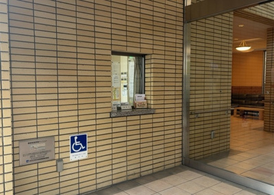 【受付】 | ライオンズマンション西橋本 | 受付はマンションコンシェルジュがいる場合もあれば、管理人が滞在する小部屋を総称して呼ぶことがあります。主にエントランスに設置されていることから、防犯面でも期待ができます。防犯設備がない場合はより安心！