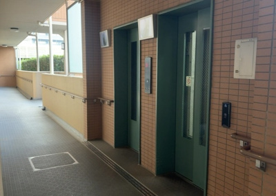 【その他共用部分】 | ライオンズマンション西橋本 | 共有部分は、住民なら誰もが使える設備のこと。例えば駐車場やエレベーター、インターネット設備、セキュリティ設備などがあります。他にも、マンションの廊下・外部階段やエントランス・ゴミ置き場などがあります。