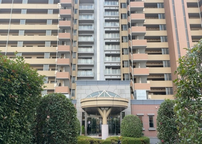 【外観】 | ライオンズマンション西橋本 | ＲＣ造、Reinforced Concreteは直訳すると補強されたコンクリートです。主に柱や梁・床・壁が鉄筋とコンクリートで構成おり、鉄筋を組んだ型枠にコンクリートを流し込んで固めたものを指します。