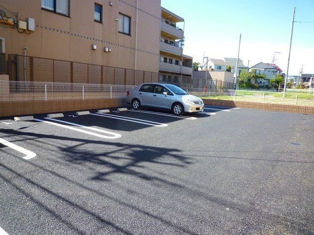 さいたま市緑区大字三室のアパートの駐車場