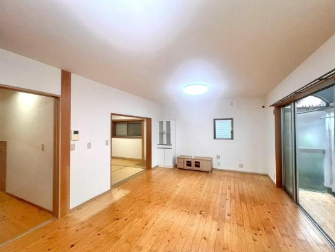 高知市六泉寺町　中古戸建ての居間・リビング|ゆったり過ごせるリビングです