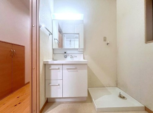 高知市六泉寺町　中古戸建ての独立洗面台|独立洗面台あり、毎朝おしゃれに忙しい女性の方におすすめです