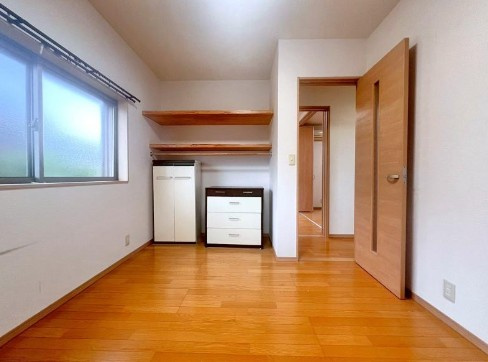 高知市六泉寺町　中古戸建ての洋室|明るい洋室です