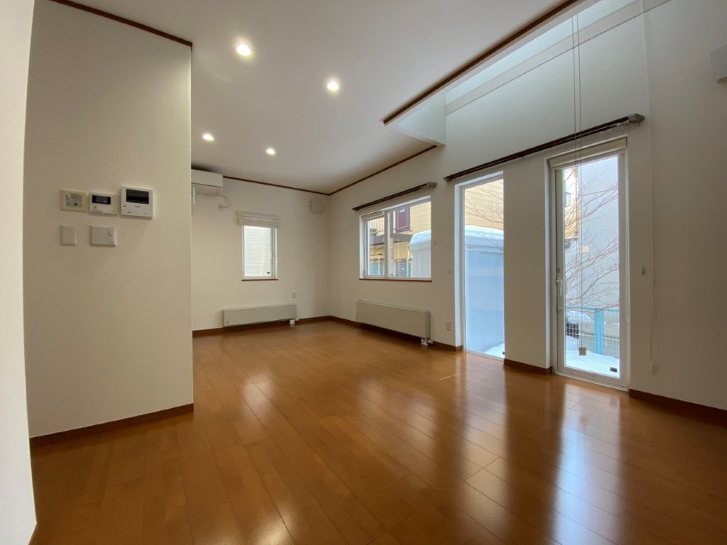 長田町貸家の居間・リビング