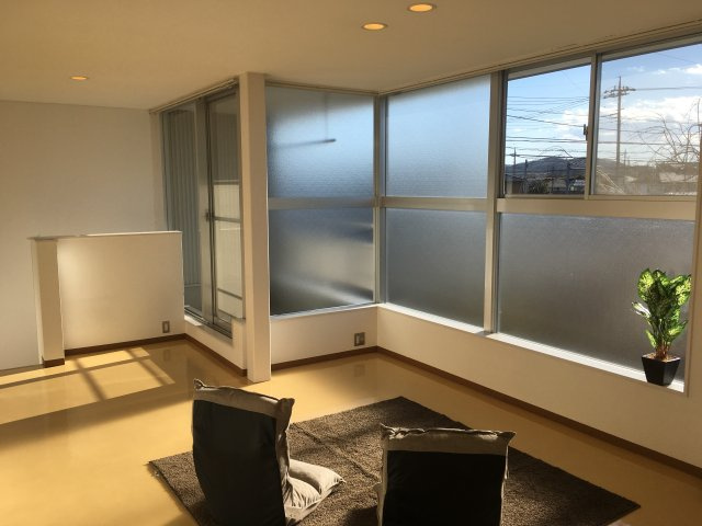 桐生市相生町１丁目のアパートの居間・リビング