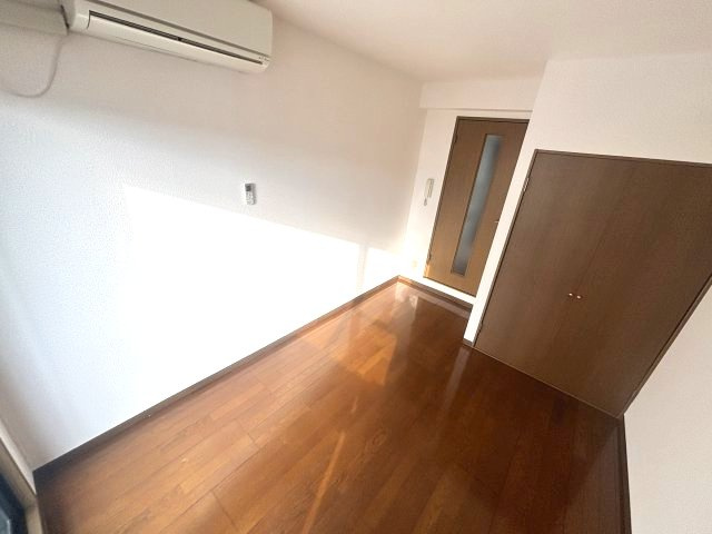 ロイヤルコート神戸岡本の洋室