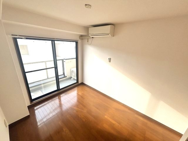 ロイヤルコート神戸岡本の洋室