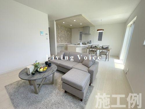 【居間・リビング】 | 【仲介手数料０円】厚木市第3鳶尾　新築一戸建て　 | 厚木市第3鳶尾　新築一戸建て　