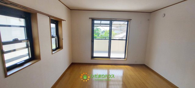 久喜市西大輪５丁目　中古一戸建ての寝室