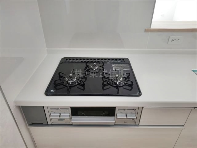 【キッチン】 | 比企郡吉見町東野第２０　全３棟　３号棟 | お料理を同時に作れる３口コンロ