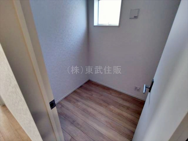 【構造・工法・仕様】 | 比企郡吉見町東野第２０　全３棟　３号棟 | 2階西側2.0帖の広さのテレワークルームです