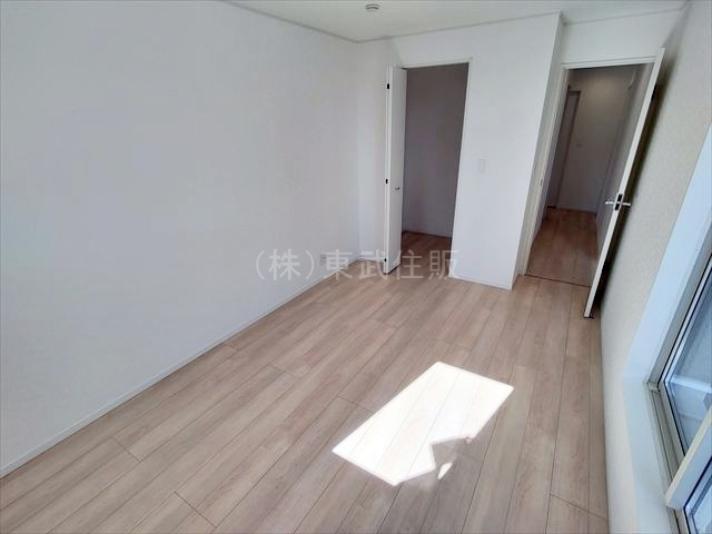 【寝室】 | 比企郡吉見町東野第２０　全３棟　３号棟 | 2階南西側7.0帖洋室　主寝室としてお使い頂けます