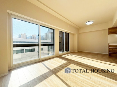 【居間・リビング】 | アルファレックス・南十一条 | 南向きに大きく開いた窓からは、明るい陽射しが射し込みます。
爽やかな風が吹き抜ける心地良いリビングには、自然と家族が集まります。