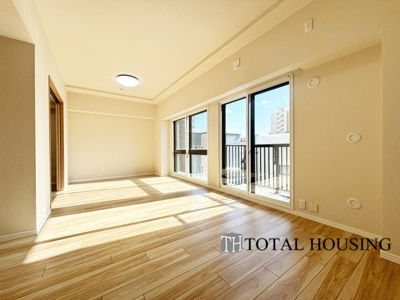 【居間・リビング】 | アルファレックス・南十一条 | 約15.4帖の広々としたリビングが魅力的♪日当たりもよく居心地の良い空間です。家族とのコミュニケーションが自然と弾むような仕様は、住む人に笑顔をという想いが込められています。