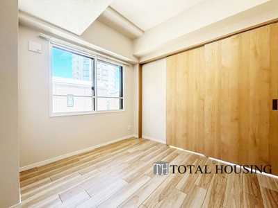 【洋室】 | アルファレックス・南十一条 | 洋室　約4.5帖
LDKに隣接する洋室は、扉を開放すればLDKと繋がります。夜間は個室にスイッチすることも可◎ご家族のライフステージに合わせた空間を創ることができる便利なお部屋です！