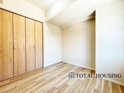 【洋室】 | アルファレックス・南十一条 | 洋室　約4.5帖
家族一人ひとりの大切なプライベート空間。趣味に合わせて使って頂けるようシンプルに仕上げてあります。暮らし心地を大きく左右する収納を、適材適所に配置し使い勝手を考慮しました。