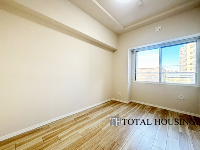 【洋室】 | アルファレックス・南十一条 | 洋室　約5.7帖
充分な広さと収納機能を備えた部屋はお子様の自発性と成長を促します。お子様の成長を支える、勉強や好きなことに没頭する学びの空間にどうぞ。