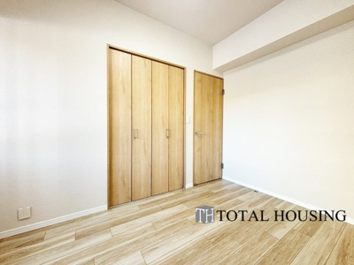 【洋室】 | アルファレックス・南十一条 | 洋室　約5.7帖
シンプルデザインなことによりご自分お好みのレイアウトがしやすい洋室。クローゼットが設置されているのでお部屋の整理整頓もすっきり楽々。お部屋をよりゆったりとお使い頂けます。