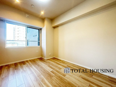 【洋室】 | アルファレックス・南十一条 | 洋室　約6.5帖
大きな窓からたっぷりの日差しが降り注ぐ明るい室内です。気持ちの良い朝日を受けて、目覚めの良い健康的な朝を迎えられそうです。