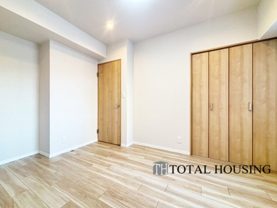 【洋室】 | アルファレックス・南十一条 | 洋室　約6.5帖
心と体をゆったりと安らげる洋室。お部屋のゆとりが大きい分だけ、暮らしの安らぎは深まります。次の日を心地よく迎えたいから、頑張った自身の心と体を労わる設計へ。