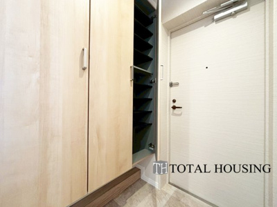 【玄関】 | アルファレックス・南十一条 | 住まう人も来客も入った時にワクワクさせてくれるオシャレな玄関♪
収納もたっぷりあるので、靴がたくさんあっても安心！
気持ちの良い朝は、毎日ここからスタートしていきます♪