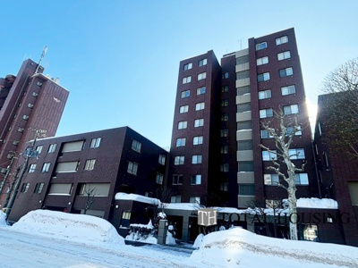 【外観】 | アルファレックス・南十一条 | 落ち着いた佇まいが魅力のマンションで、帰宅するたびにほっとする安らぎが感じられます。高級感と清潔感が漂う外観が、暮らしに彩りを添えてくれる住まいです。