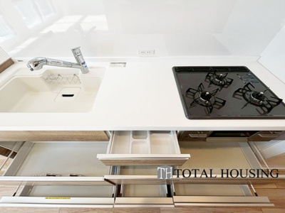 【キッチン】 | アルファレックス・南十一条 | キッチンを壁付けにすることによって、動線にゆとりを持たせました。お料理作りのモチベーションを上げてくれる洗練されたデザインの生活感を感じさせないキッチンスペース。