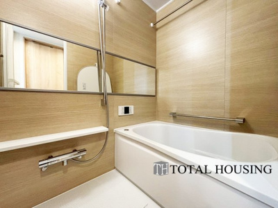 【浴室】 | アルファレックス・南十一条 | 限られた空間を広く見せるワイドミラーを採用したバスルーム。毎日の疲れを癒やすバスタイムを。浴室換気乾燥暖房機付きで浴室内干しも可能！