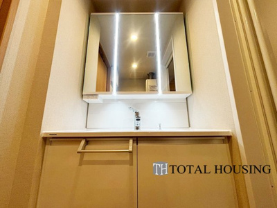 【独立洗面台】 | アルファレックス・南十一条 | 一日の始まりの朝、歯磨きをしたりメイクや髪をセットしたり・・・使いやすさが考えられた3面鏡です♪シャワー付水栓で洗面台でのシャンプーや毎日の掃除に大変便利ですね♪